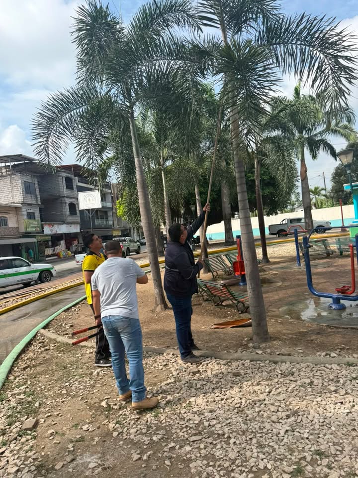 Minga interinstitucional une a Bomberos, Policía y GAD Milagro por calles limpias